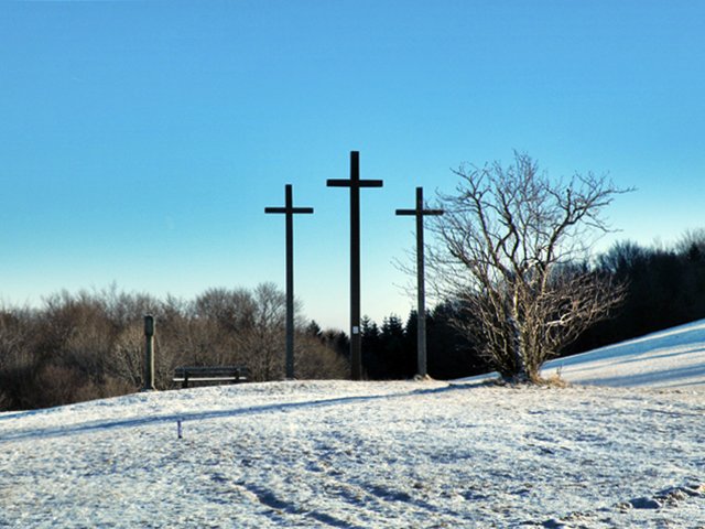 Kreuberg im Winter mit Schnee und der Kreuzigungsgruppe unterhalb des Klosters, nähe Roth